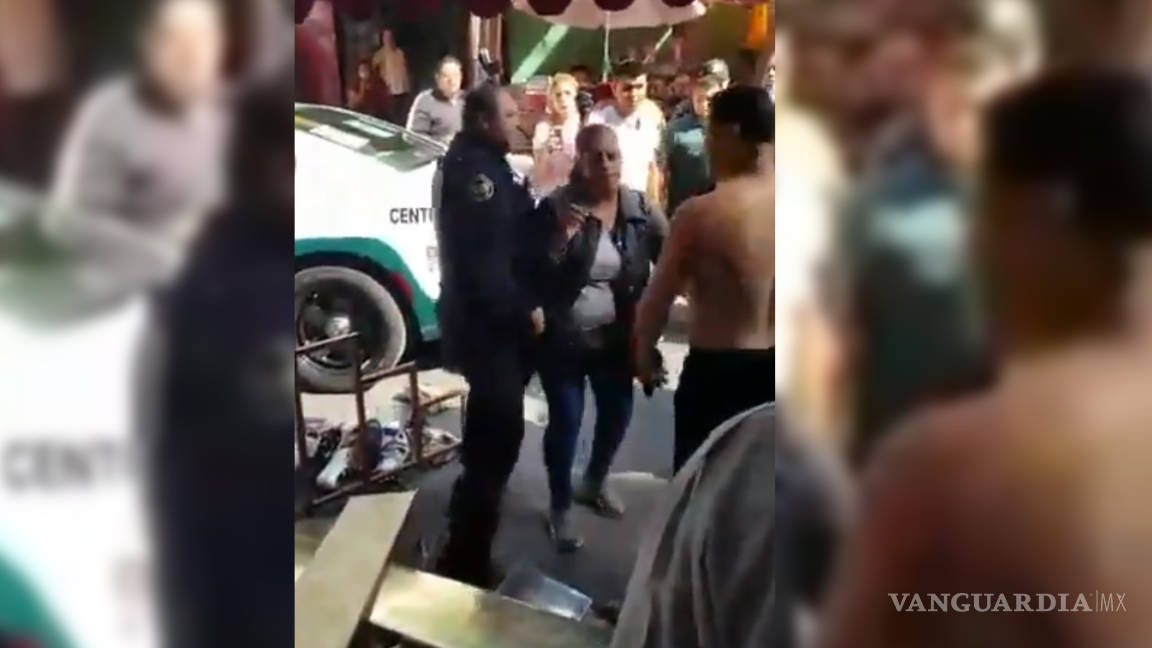 Policía de la CDMX y comerciante protagonizan pelea en el centro histórico