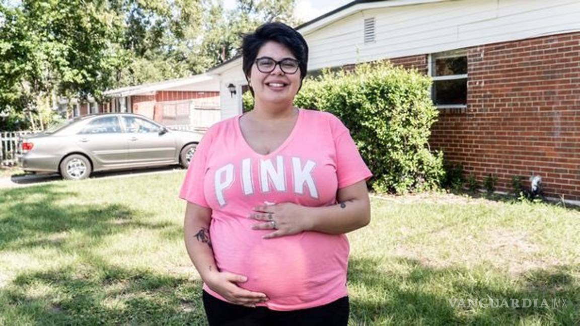 $!Será mamá y criará a la bebé ¡con sus cuatro novios!