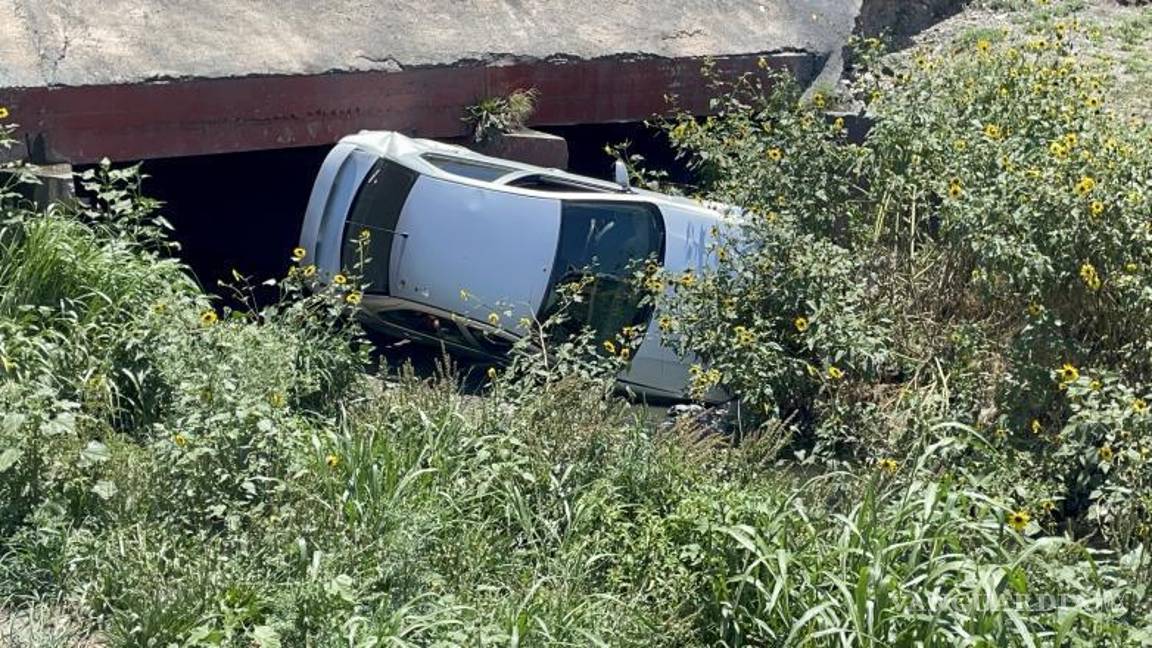 $!A pesar del impacto, la joven logró salir ilesa del auto, el cual fue remolcado por una grúa hacia un corralón municipal.