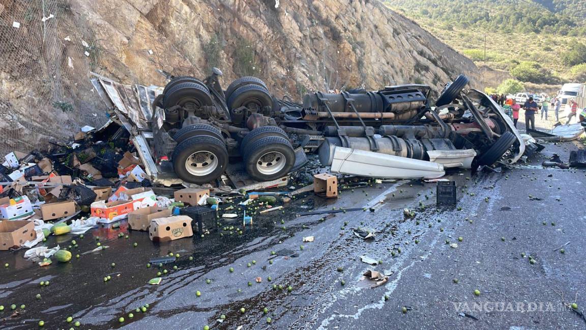 Vuelca tráiler cargado de fruta en carretera a Los Chorros; conductor resulta herido