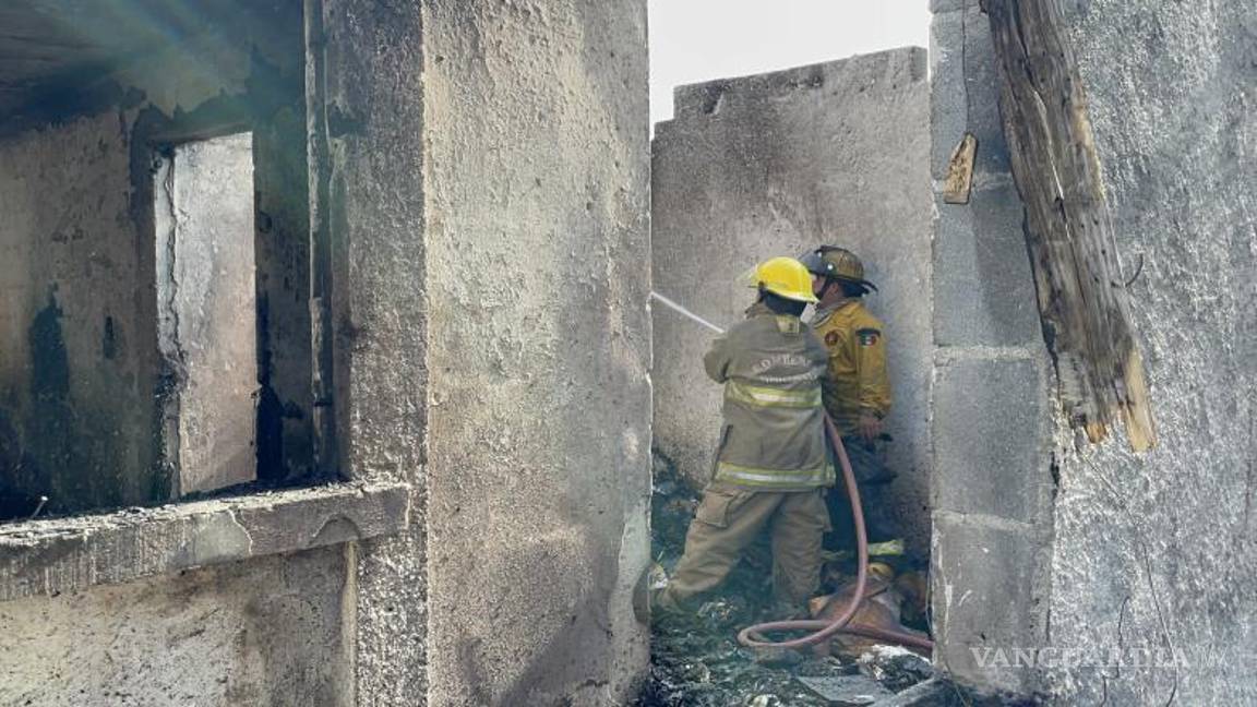 $!El cuerpo de Bomberos trabajó arduamente para controlar las llamas que consumieron la casa de indigentes en la colonia Santa Cristina.