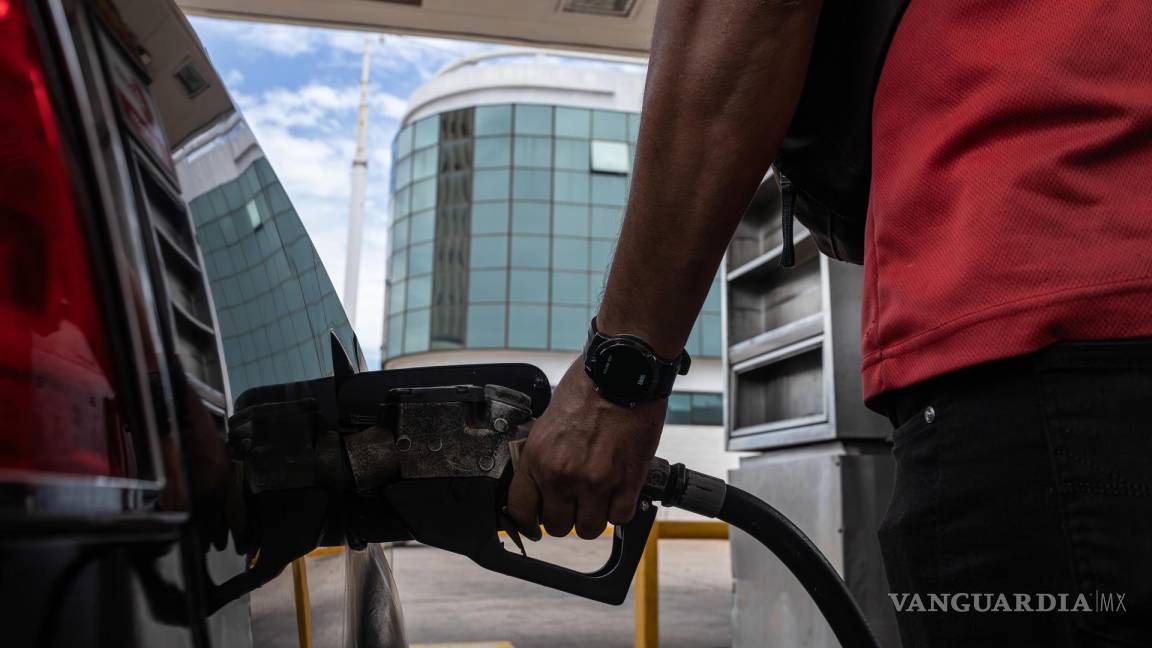 $!Un trabajador carga combustible en un vehículo en una estación de servicio de gasolina en Maracaibo, Venezuela)
