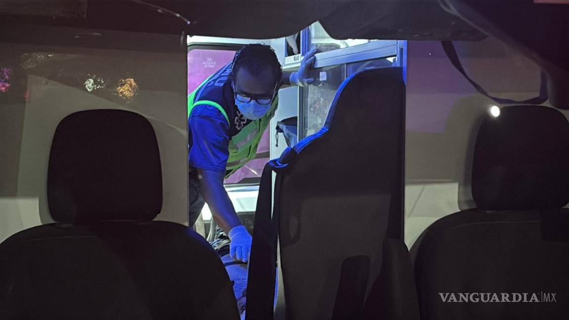 $!Paramédicos atendieron al conductor responsable, quien fue trasladado inconsciente al Hospital General, donde luego murió.