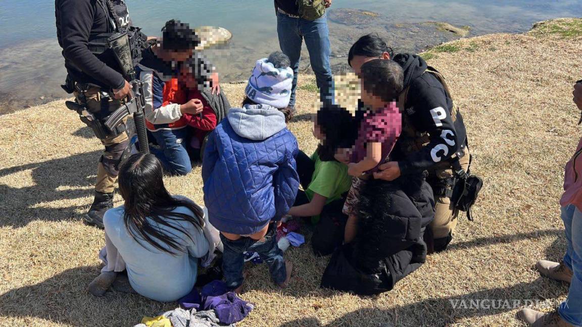 Rescatan a seis menores que intentaban cruzar el Río Bravo en Coahuila, los atienden por hipotermia
