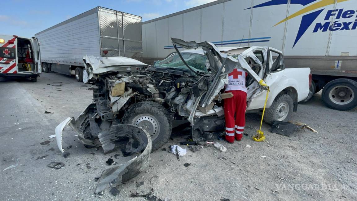 Quedan prensados tras estrellarse contra tráiler en la Torreón-Saltillo