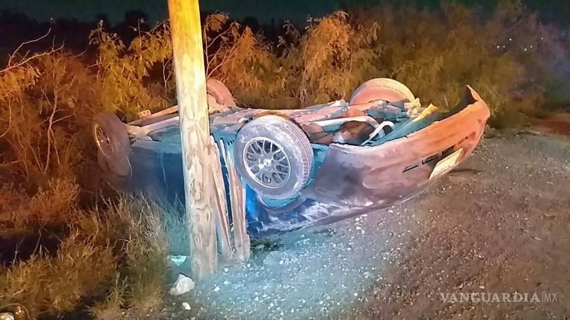 Vuelca en carretera a Torreón; auto le cerró el paso, asegura conductor