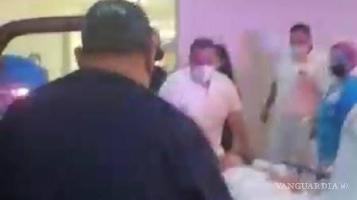 $!Un elemento de la policía cubrió al bebé con su vestimenta tras el alumbramiento.