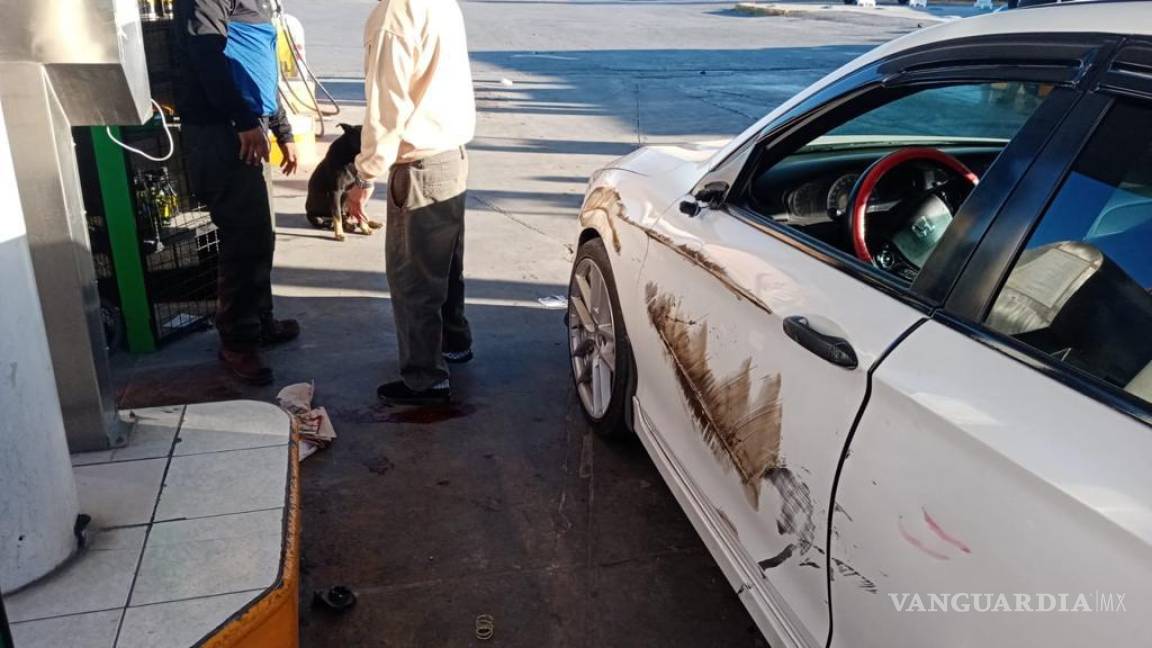 Llanta sale ‘volando’ de tráiler, causa daños a tienda y lesiona a despachador en Ramos Arizpe