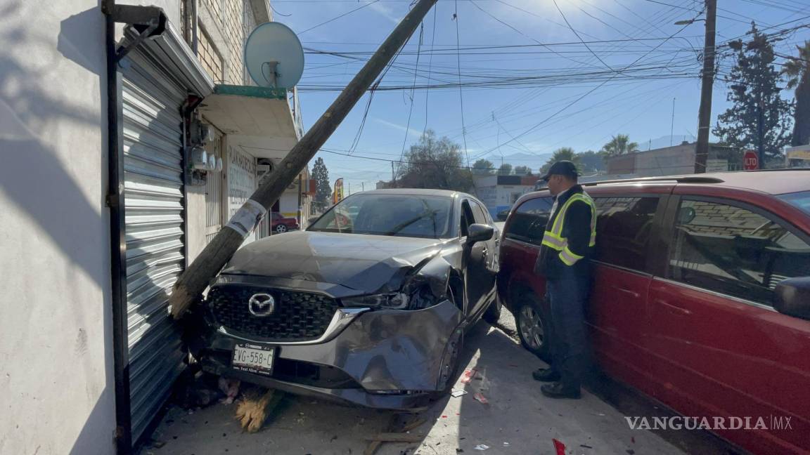 Saltillo: conductora se marea, choca y derriba un poste; no hay lesionados