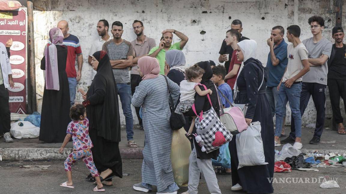 $!Miles de palestinos se desplazan por los bombardeos