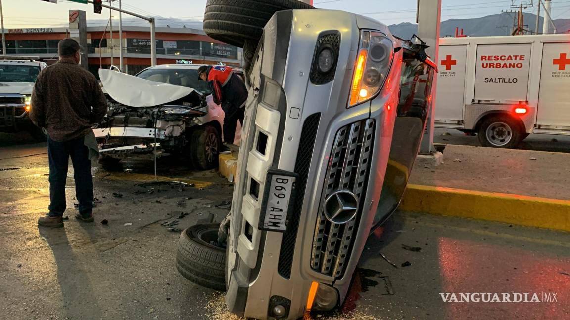 $!La camioneta volcada tiene placas de la Ciudad de México.