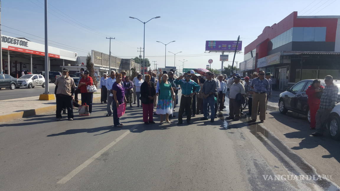 Pensionados bloquean bulevar en Monclova para exigir despensas