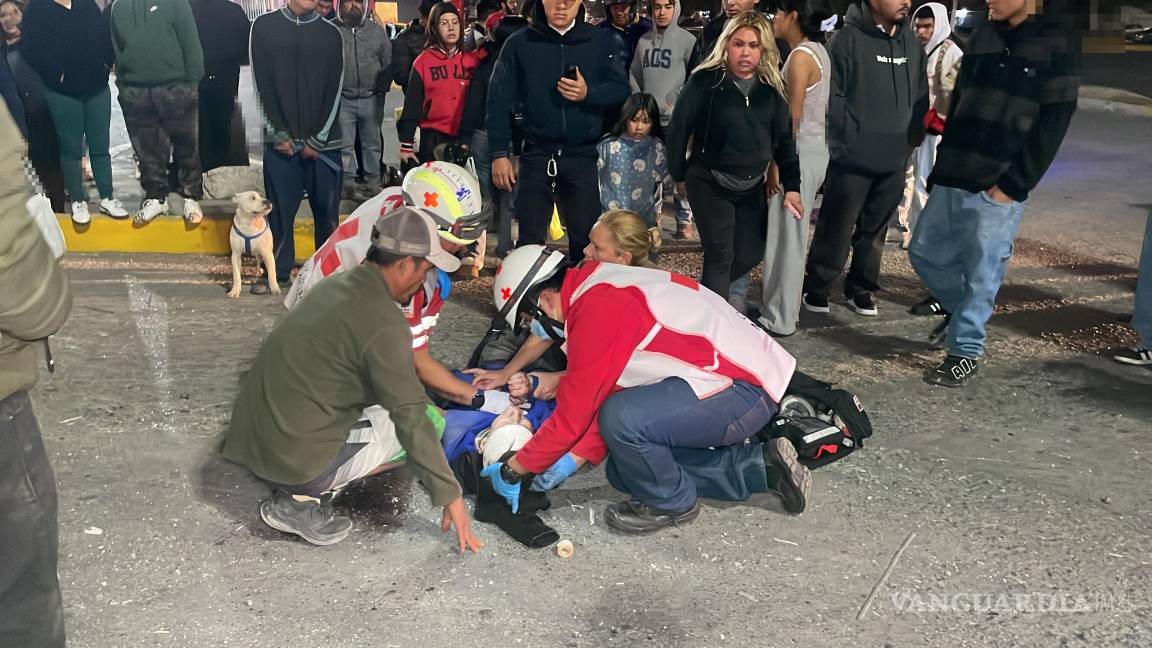 $!Familiares de los lesionados llegaron al sitio y mostraron su indignación por el presunto trato especial al conductor responsable.