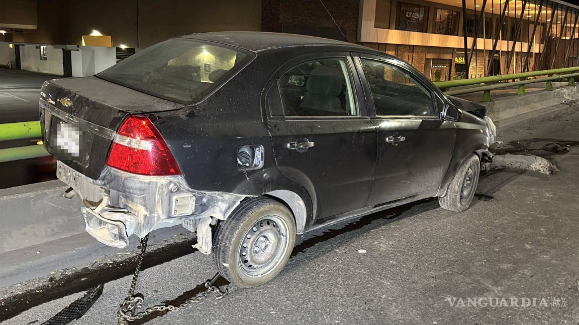 $!El vehículo quedó atravesado, obstruyendo el carril derecho del bulevar.