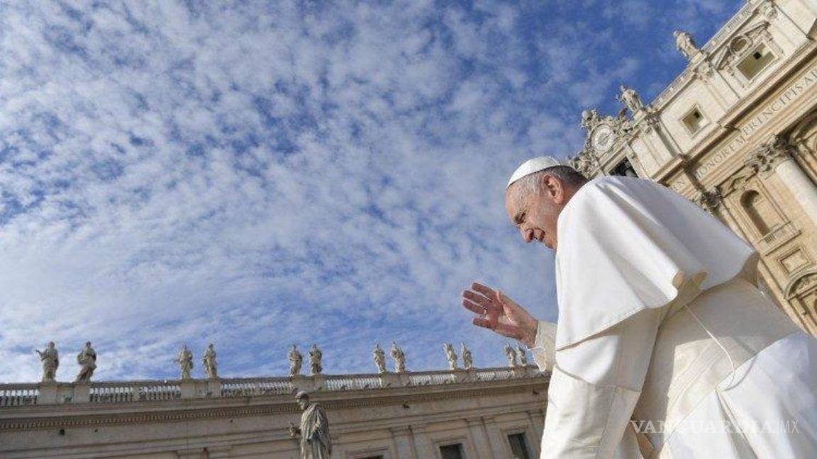 $!El Papa Francisco saluda a una multitud desde el Vaticano, con una sonrisa que se volvió emblema de su cercanía pastoral. Su estilo sencillo y directo marcó una nueva forma de relacionarse con los fieles.