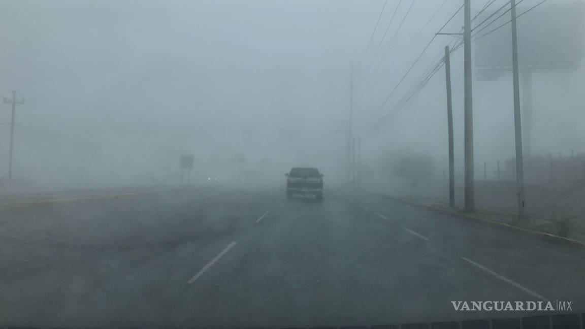 Densa neblina en autopista y carretera libre Saltillo - Monterrey