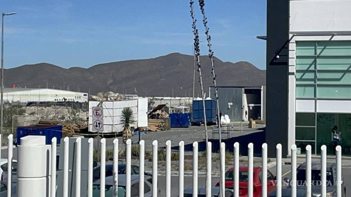 $!Trabajadores se dieron cuenta de que un hombre estaba en el piso y lo reportaron.