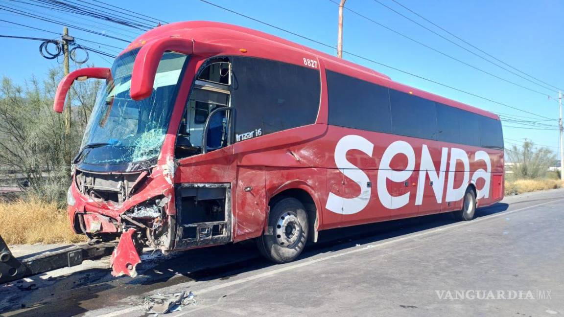 $!El camión de pasajeros trasladaba a más de 20 personas desde Monclova a Monterrey, quienes sufrieron crisis nerviosas al presenciar el accidente.