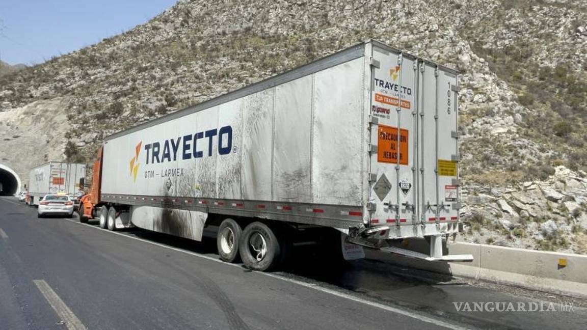 $!Dos tráileres resultaron dañados en el accidente, mientras que la cabina del responsable quedó severamente destrozada tras el impacto.