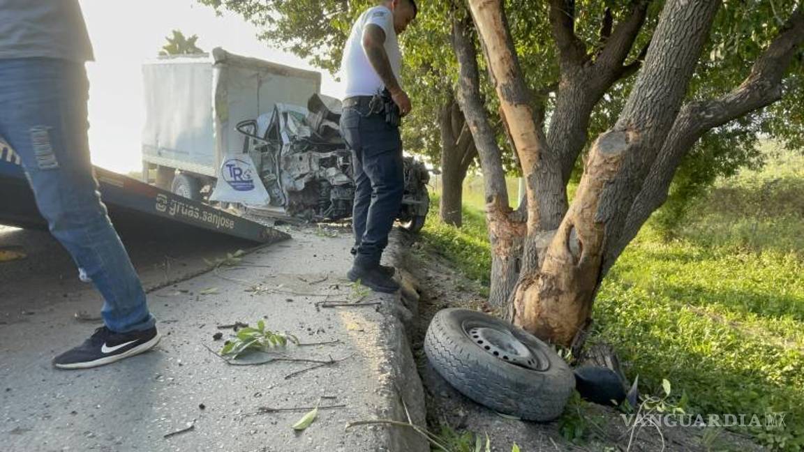 $!La camioneta accidentada fue remolcada por una grúa hacia un corralón, donde será evaluada posteriormente.