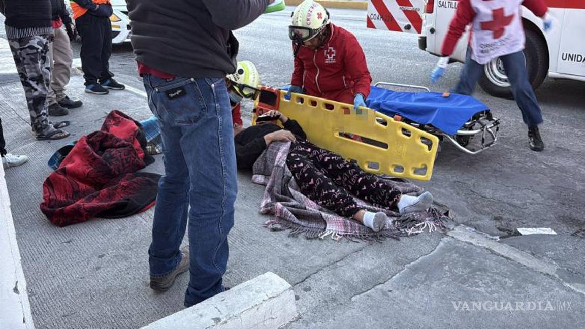 $!Socorristas de la Cruz Roja brindaron atención a madre e hijo antes de trasladarlos a la Clínica Uno del IMSS tras el atropello en el Periférico Luis Echeverría.