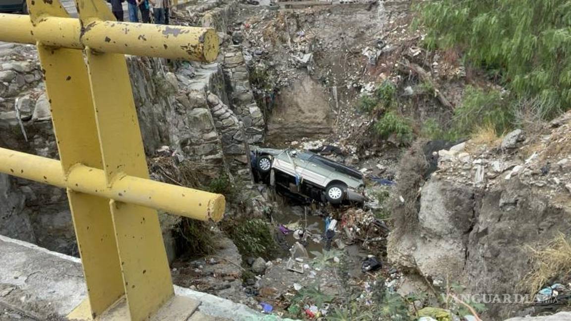$!Saltillo: durante las lluvias, dos autos son arrastrados hasta el fondo de un arroyo en La Esmeralda