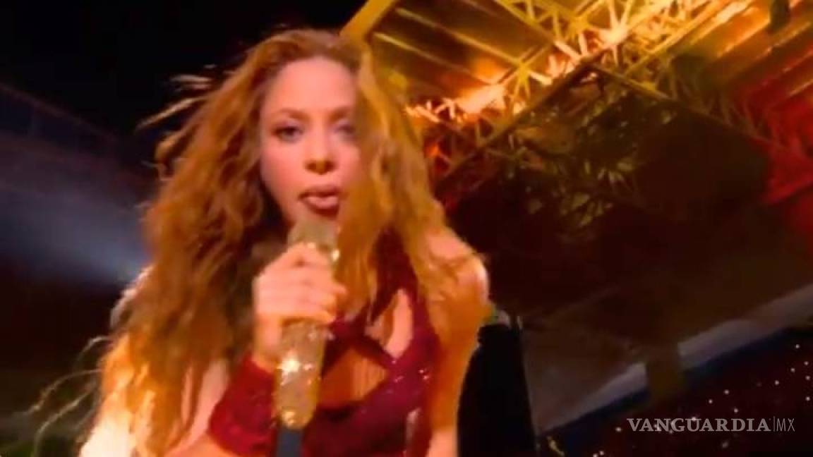 La lengua de Shakira le roba el show a JLo