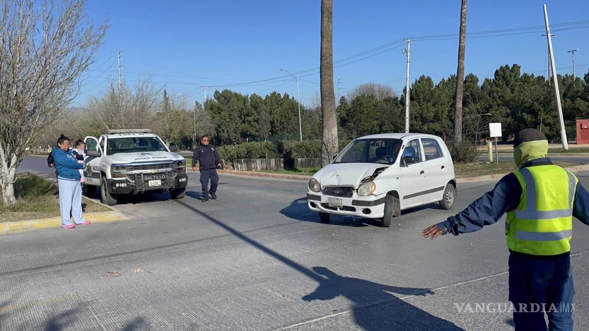 Ignora señal de alto y colisiona contra vehículo en Centro Metropolitano de Saltillo