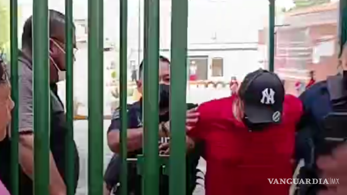 $!Madres de familia acudieron a la escuela para pedir la detención del intendente.