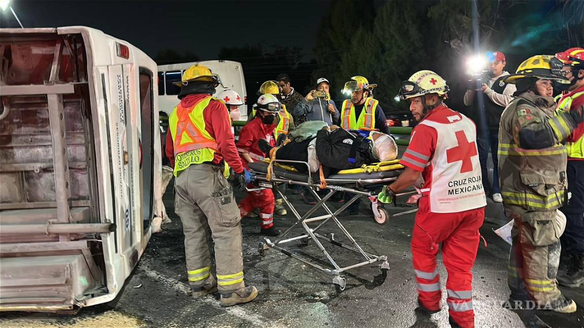 $!Paramédicos de diversas corporaciones atendieron a los trabajadores lesionados en el lugar del accidente.