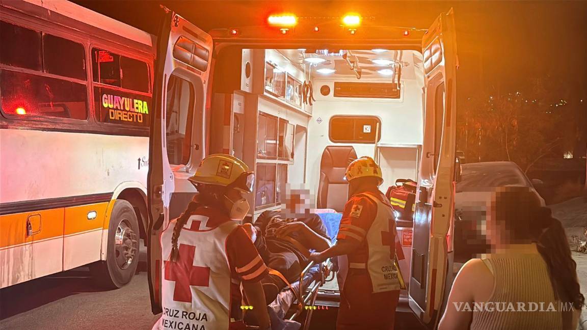 $!Paramédicos de la Cruz Roja acudieron al lugar para valorar al menor y trasladarlo a un nosocomio.