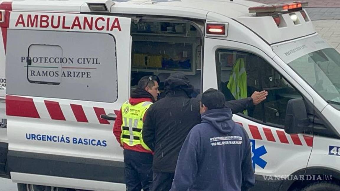 $!Paramédicos de Protección Civil valoraron a los ocupantes en el lugar del accidente.
