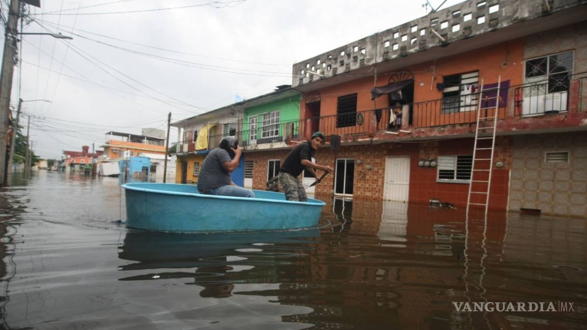 $!En Tabasco pobladores están en techos de sus hogares, por inundaciones