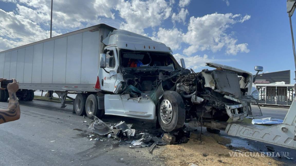 Chocan dos tráileres y camioneta, en Ramos Arizpe