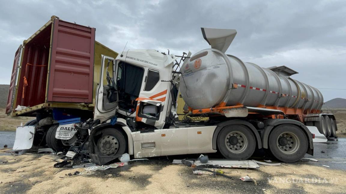Fallece operador de pipa en la carretera a Zacatecas, tras encontronazo con tráiler