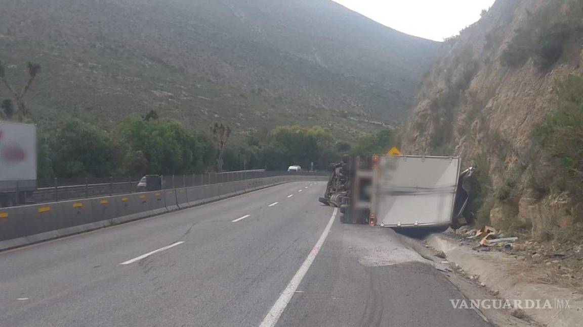 Volcadura en Los Chorros provoca cierre parcial de la carretera 57