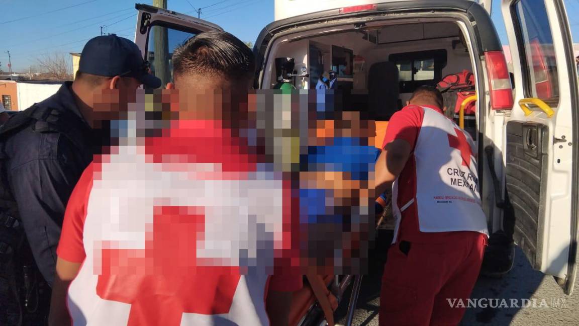 $!Paramédicos de la Cruz Roja trasladaron al hombre al Hospital General de Parras para su tratamiento.