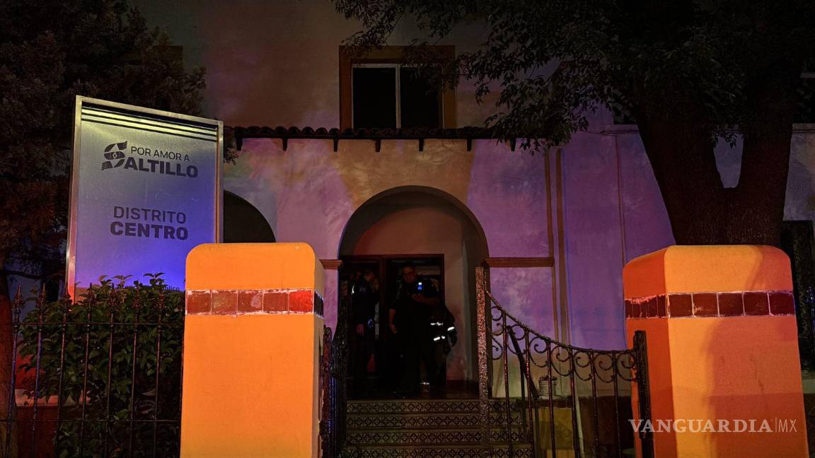 $!Policías municipales permanecieron en resguardo del inmueble después del incidente.