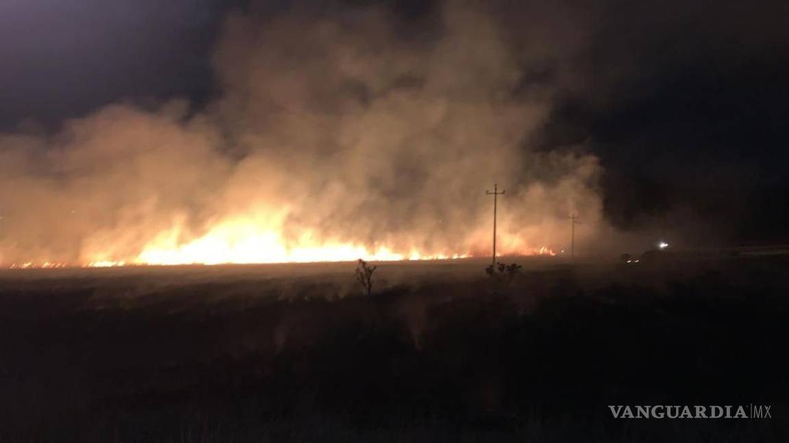 $!El fuerte incendio alertó a los pobladores.