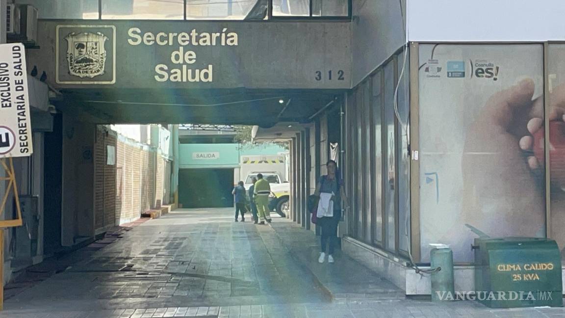 Rescatan a trabajadores tras quedar atrapados en elevador del edificio de Salud en Saltillo