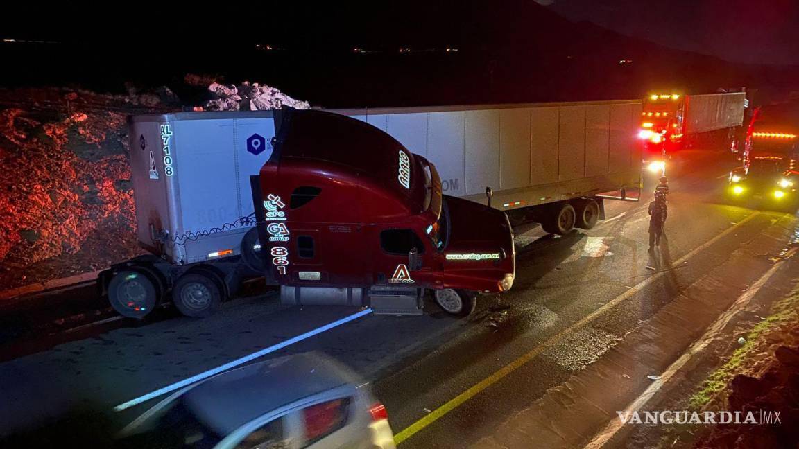 $!El tráiler bloqueó la vialidad y demoró la apertura a la circulación.