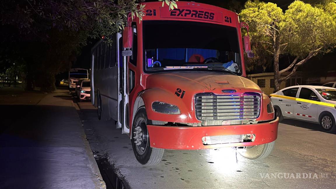 $!Camión de ruta Express involucrado en choque en la colonia 26 de Marzo.