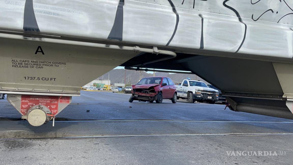 Conductora no escucha silbato y es embestida por tren en Saltillo; resulta ilesa