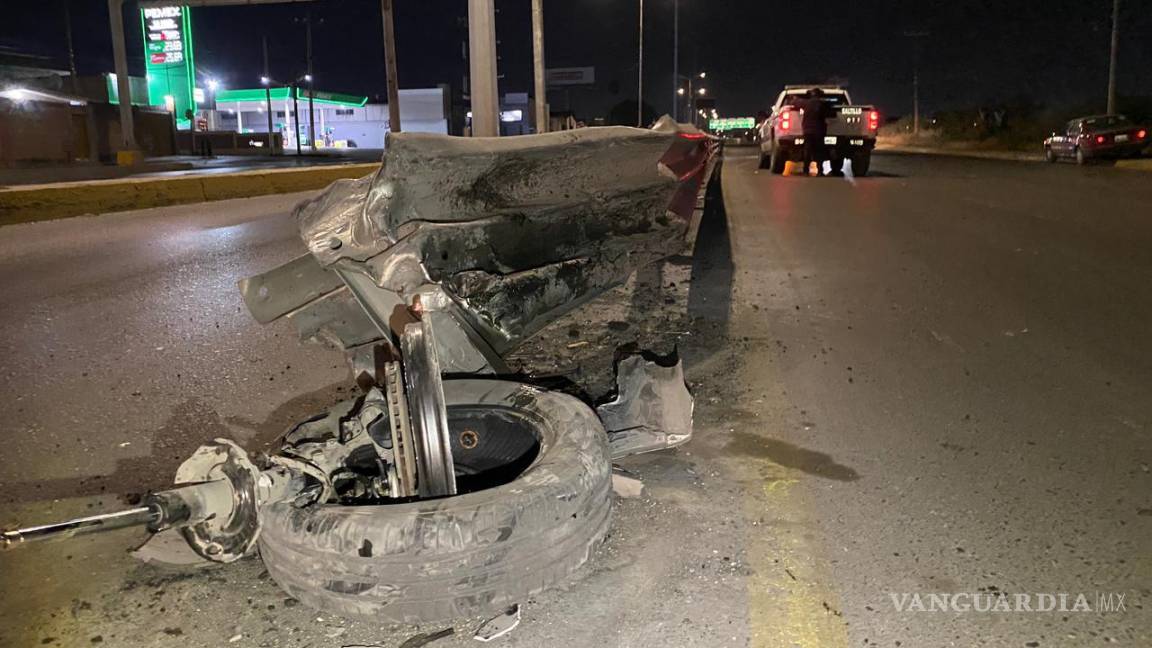 $!La colisión dejó parte de la fascia delantera y la llanta del lado del conductor en la vía.