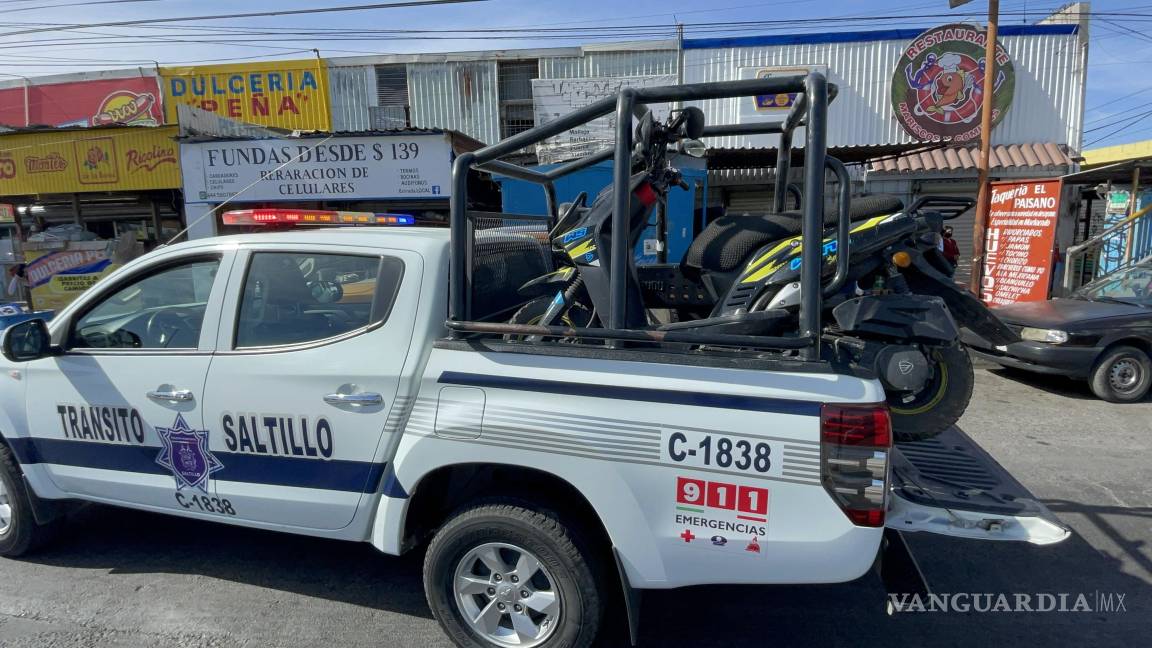 Pierden el control y se estrellan contra camioneta estacionada en Saltillo; motociclista ebrio, es detenido