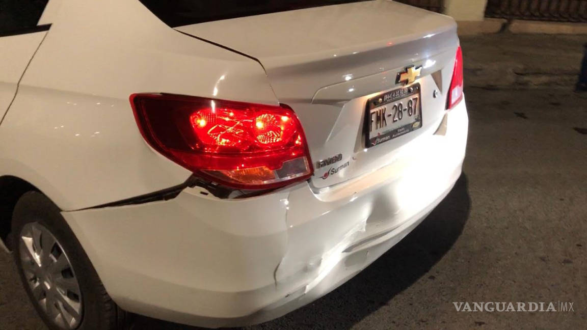 $!'Auto fantasma' destroza coche en calles del centro de Saltillo