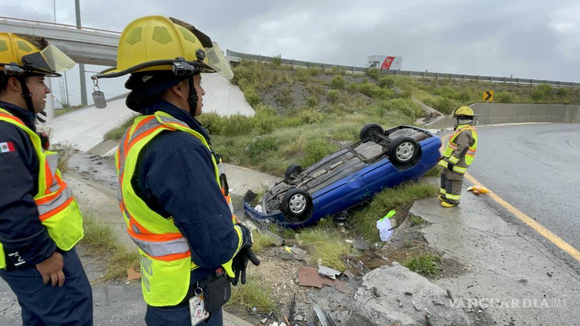 Vuelcan paramédicos en Derramadero; su auto se quedó sin frenos