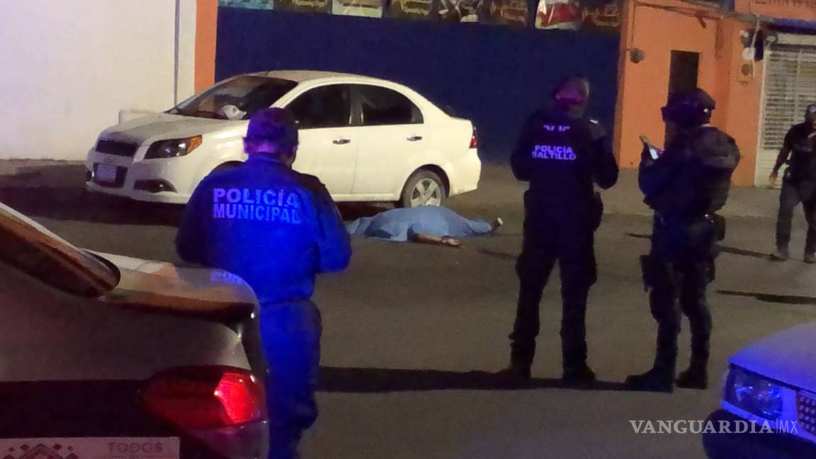 Es asesinado enfrente de su hijo afuera de bar en el Centro de Saltillo