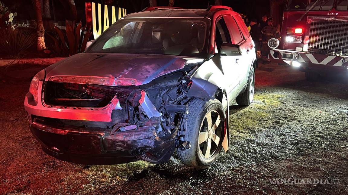 $!La camioneta GMC Acadia involucrada en el accidente fue asegurada por la Policía Estatal mientras se realizan las investigaciones correspondientes.