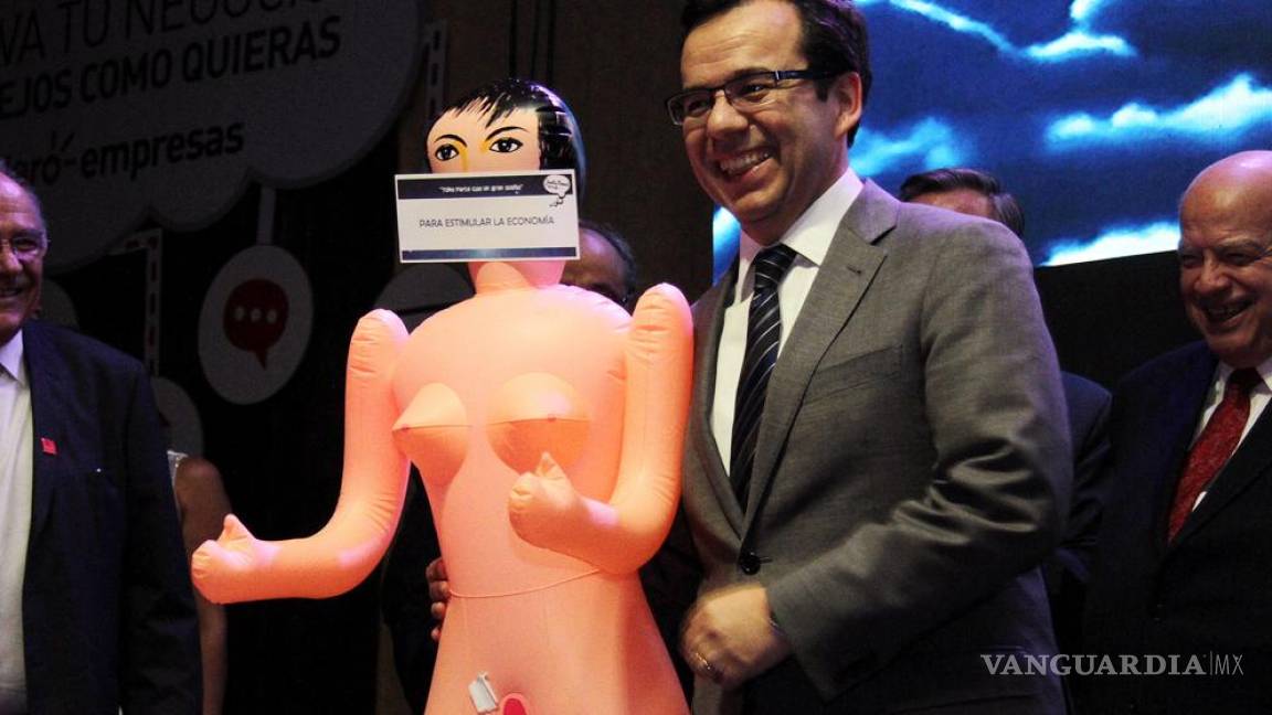 Regalan muñeca inflable a ministro de Economía de Chile; le llueven críticas